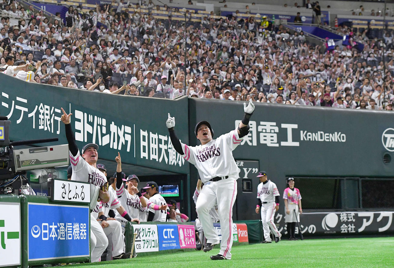 ソフトバンク対西武　3回裏ソフトバンク1死、左越えソロ本塁打を放ち、ファンとどすこいポーズを決める山川（撮影・岩下翔太）