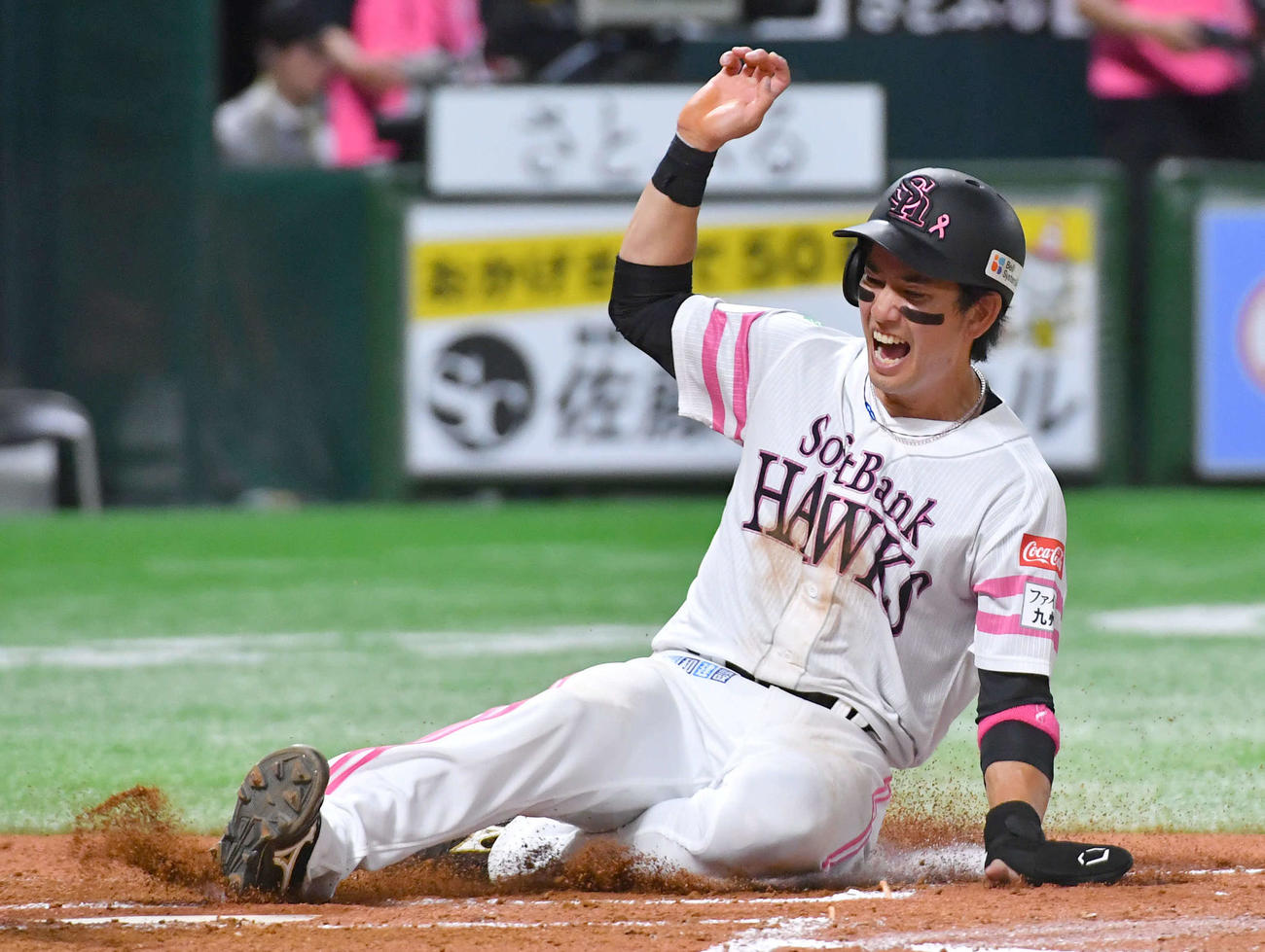 ソフトバンク対西武　2回裏ソフトバンク2死満塁、周東の右前2点適時打で生還する栗原（撮影・岩下翔太）