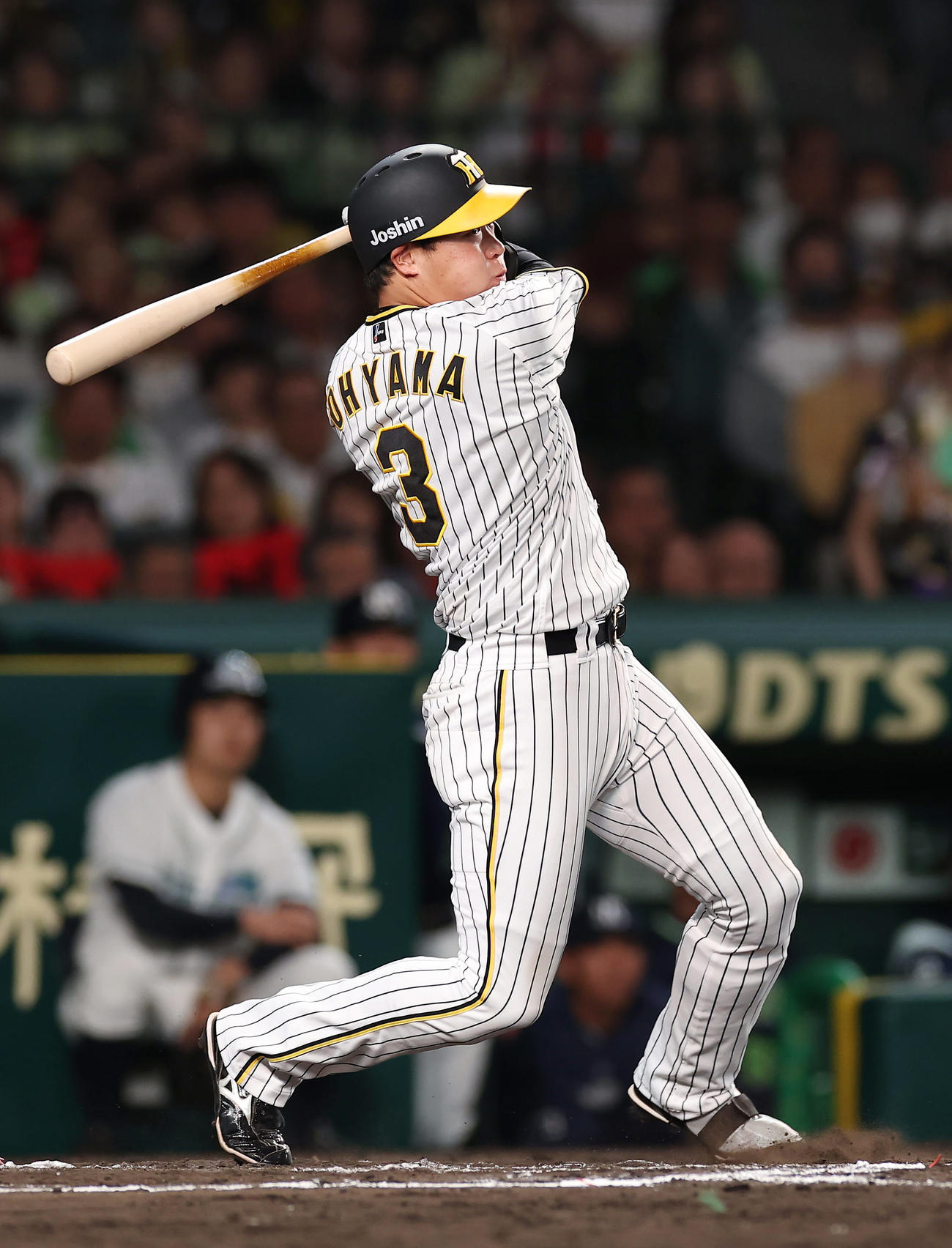 阪神対ヤクルト　6回裏阪神2死一、二塁、右前適時打を放つ大山（撮影・前田充）