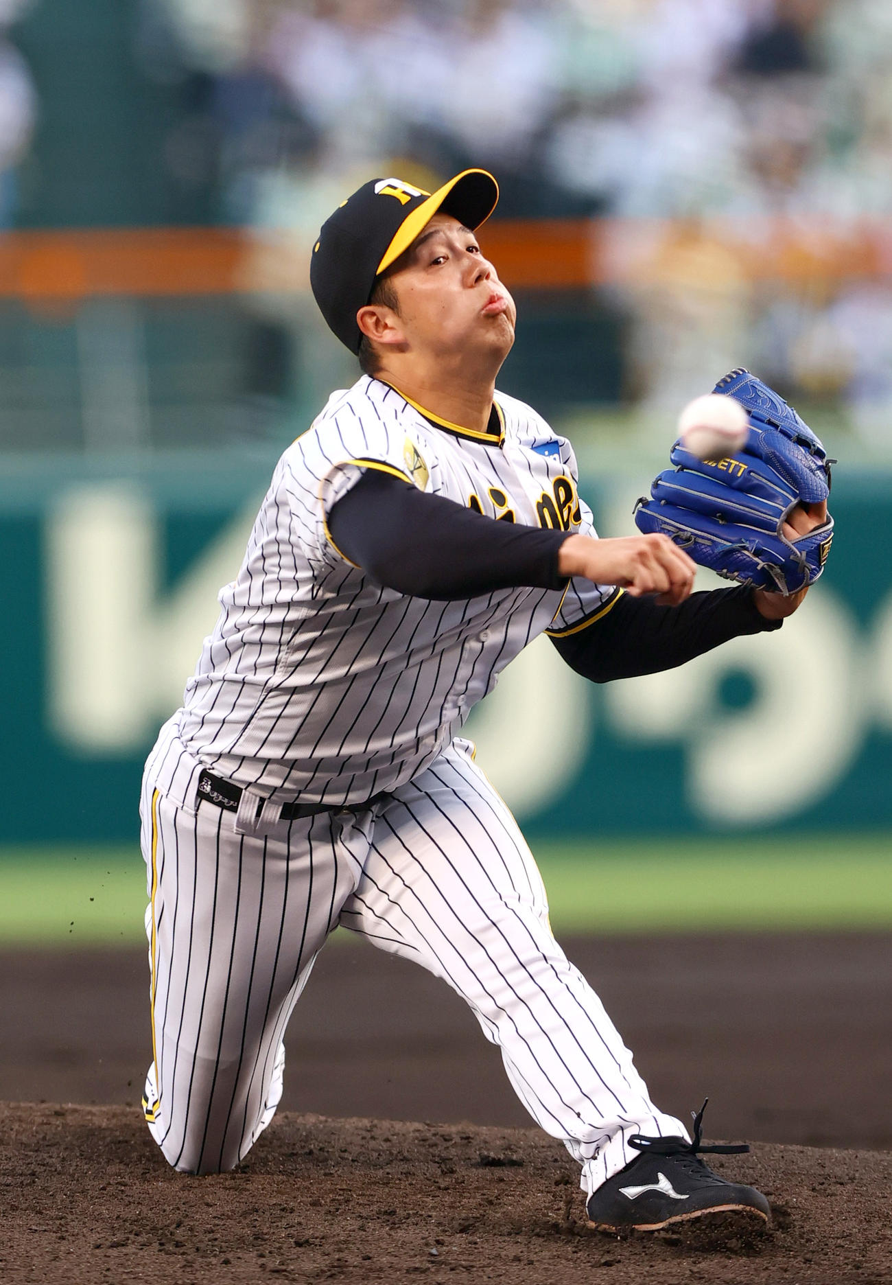 阪神対ヤクルト　2回表、青柳は投球時に足が滑る（撮影・上山淳一）