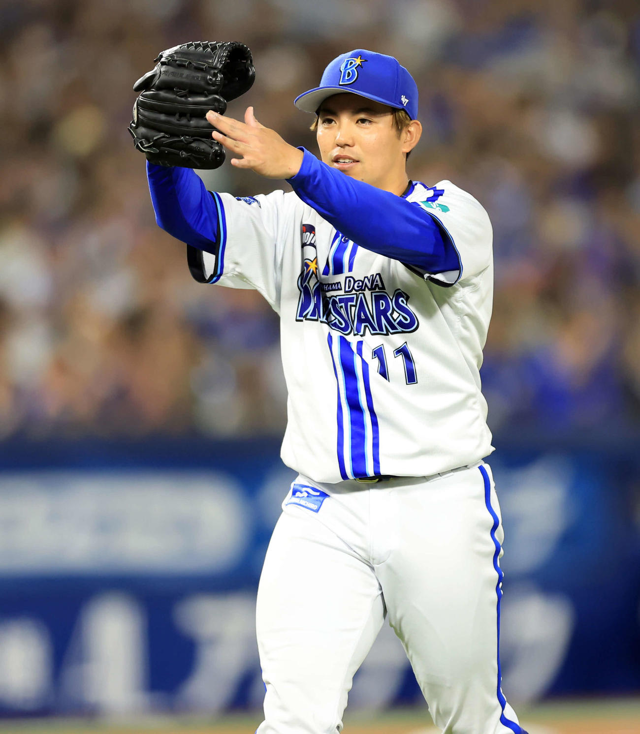 DeNA対中日　6回表中日2死、細川の打球を京田が好守で仕留め、頭上で拍手する東（撮影・浅見桂子）