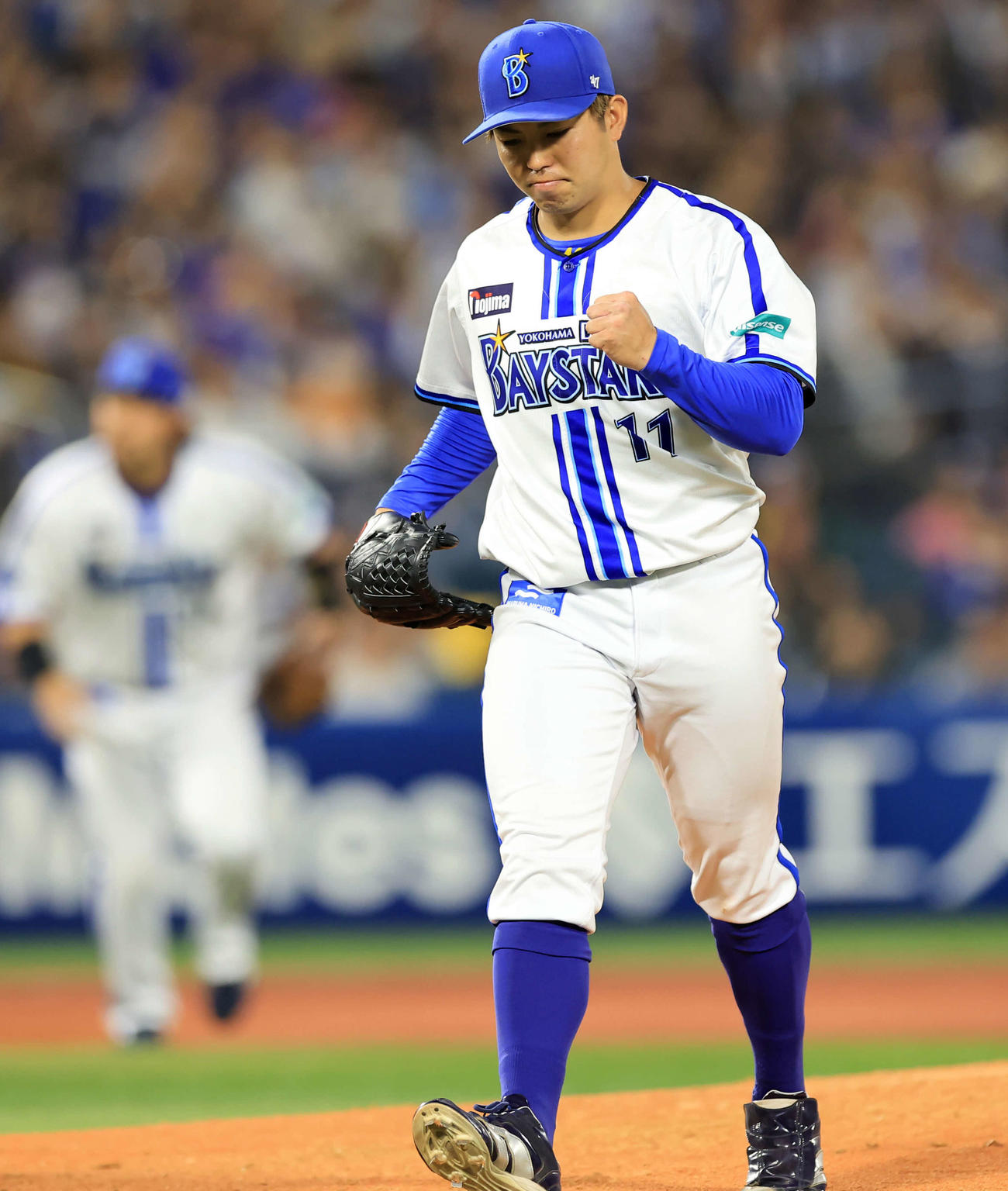 DeNA対中日　5回表中日の攻撃を抑えた東は小さくガッツポーズ（撮影・浅見桂子）