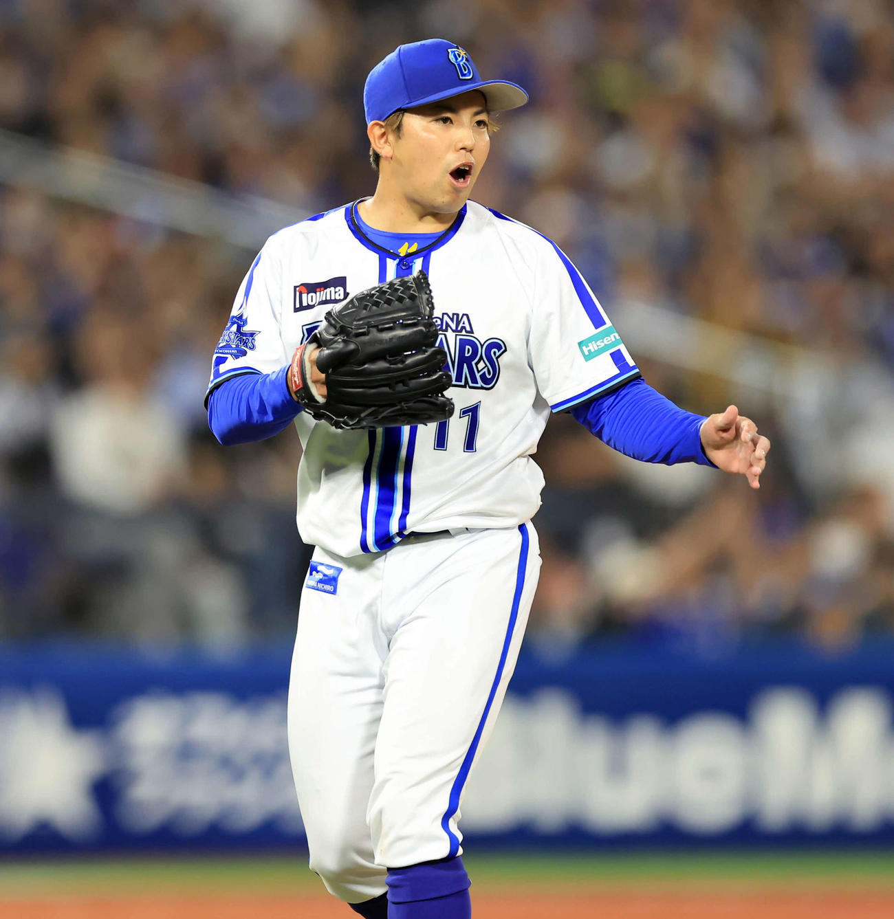 DeNA対中日　6回表中日2死、細川の打球を京田が好守で仕留め、声を上げる東（撮影・浅見桂子）