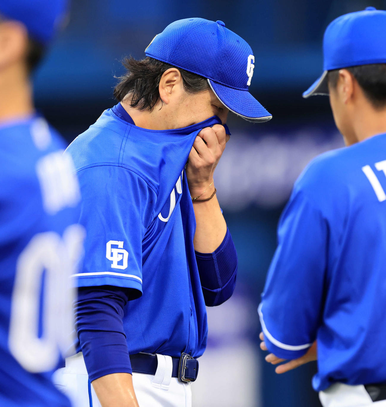 DeNA対中日　1回裏DeNAに逆転を許し、汗を拭いながらベンチに戻る涌井（撮影・浅見桂子）