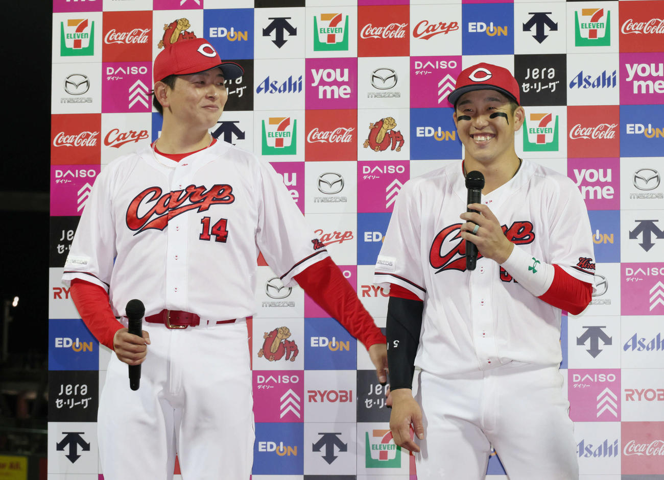 広島対巨人　お立ち台で小園（右）に感謝する大瀬良（撮影・加藤孝規）