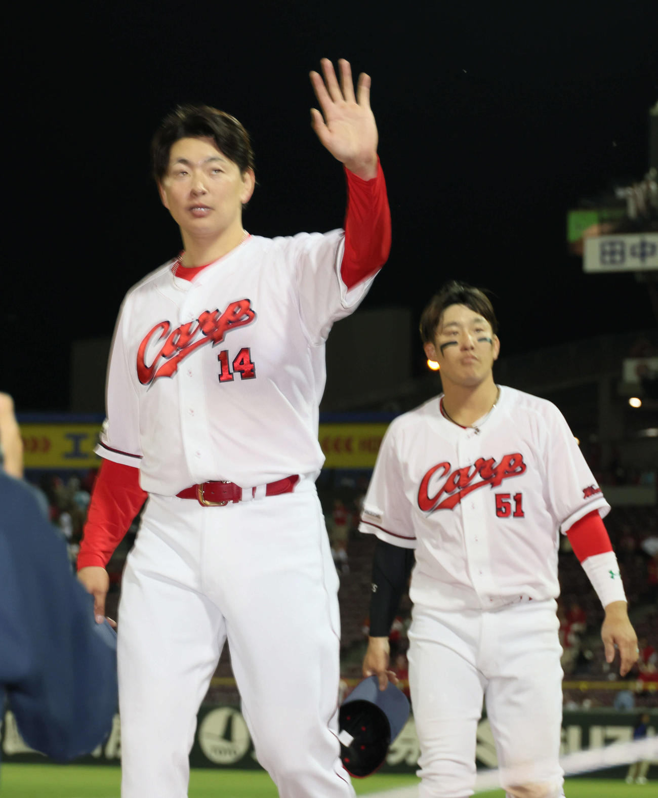 広島対巨人　ファンの声援に応える大瀬良（左）と小園（撮影・加藤孝規）