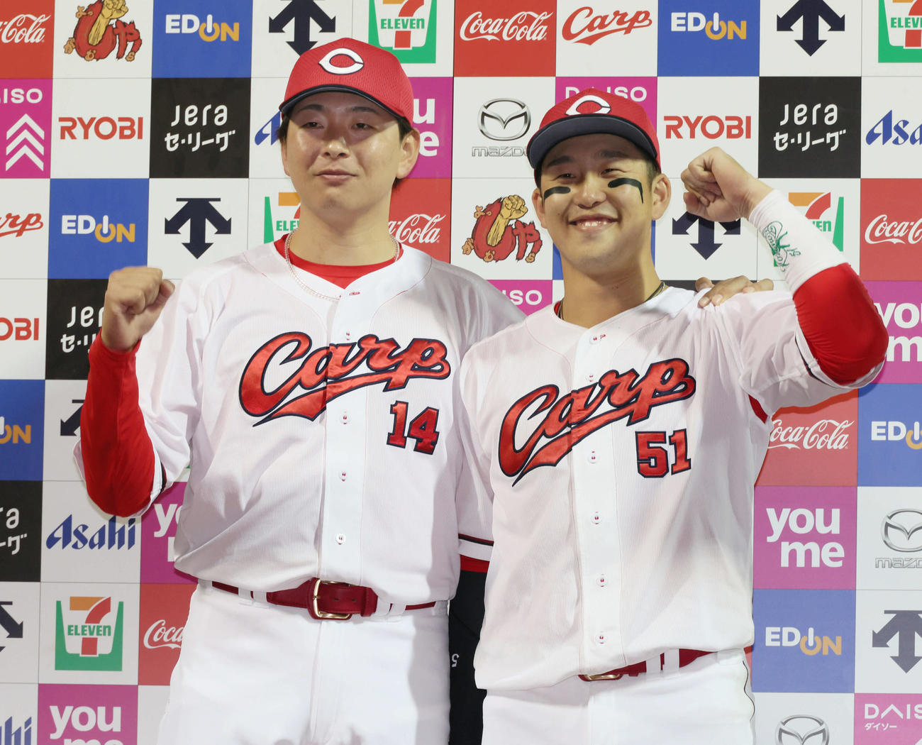 広島対巨人　お立ち台でポーズを決める大瀬良（左）と小園（撮影・加藤孝規）