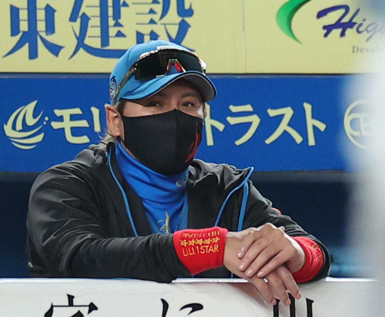 ロッテ対日本ハム　6回表、戦況を見守る新庄監督（撮影・河田真司）
