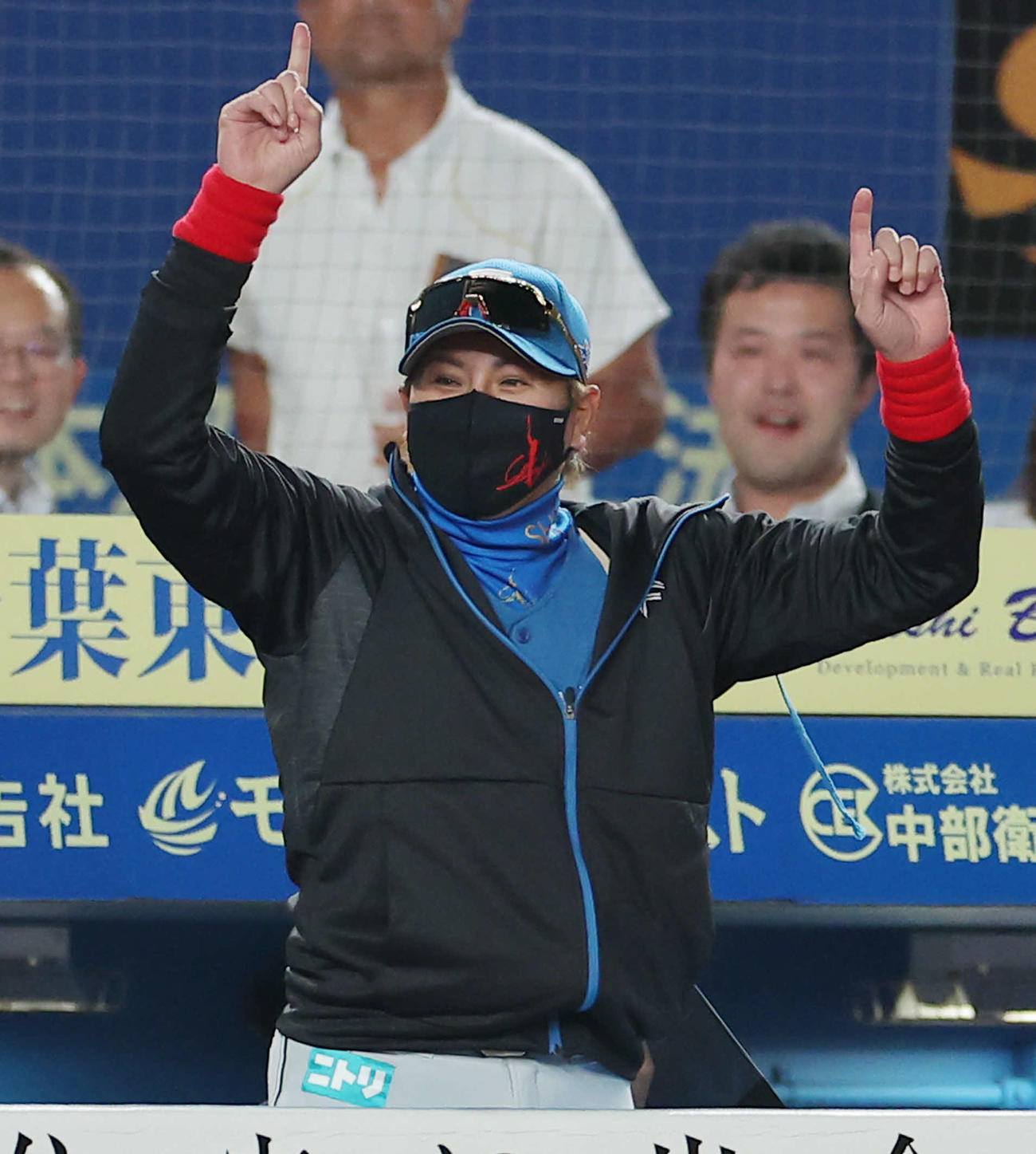 ロッテ対日本ハム　7回表日本ハム無死二、三塁、細川の左犠飛で五十幡が生還し、人さし指を突き上げる新庄監督（撮影・河田真司）