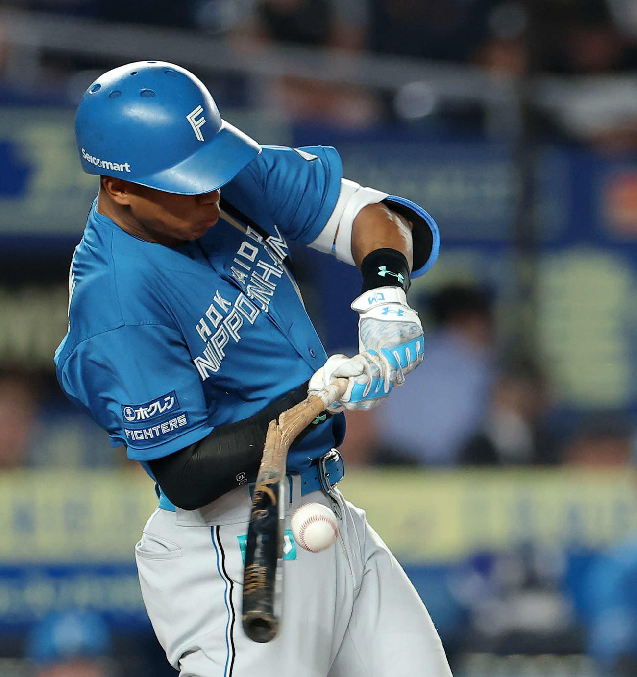 ロッテ対日本ハム　7回表日本ハム1死二塁、バットを折る万波（撮影・河田真司）