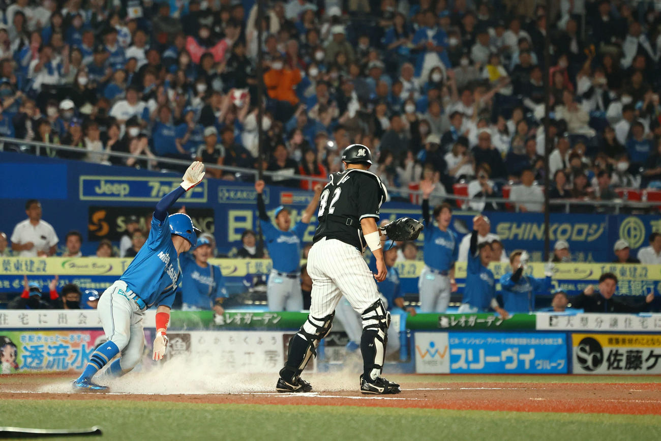 ロッテ対日本ハム　7回表日本ハム無死二、三塁、細川の左犠飛で五十幡が生還し同点となる（撮影・河田真司）