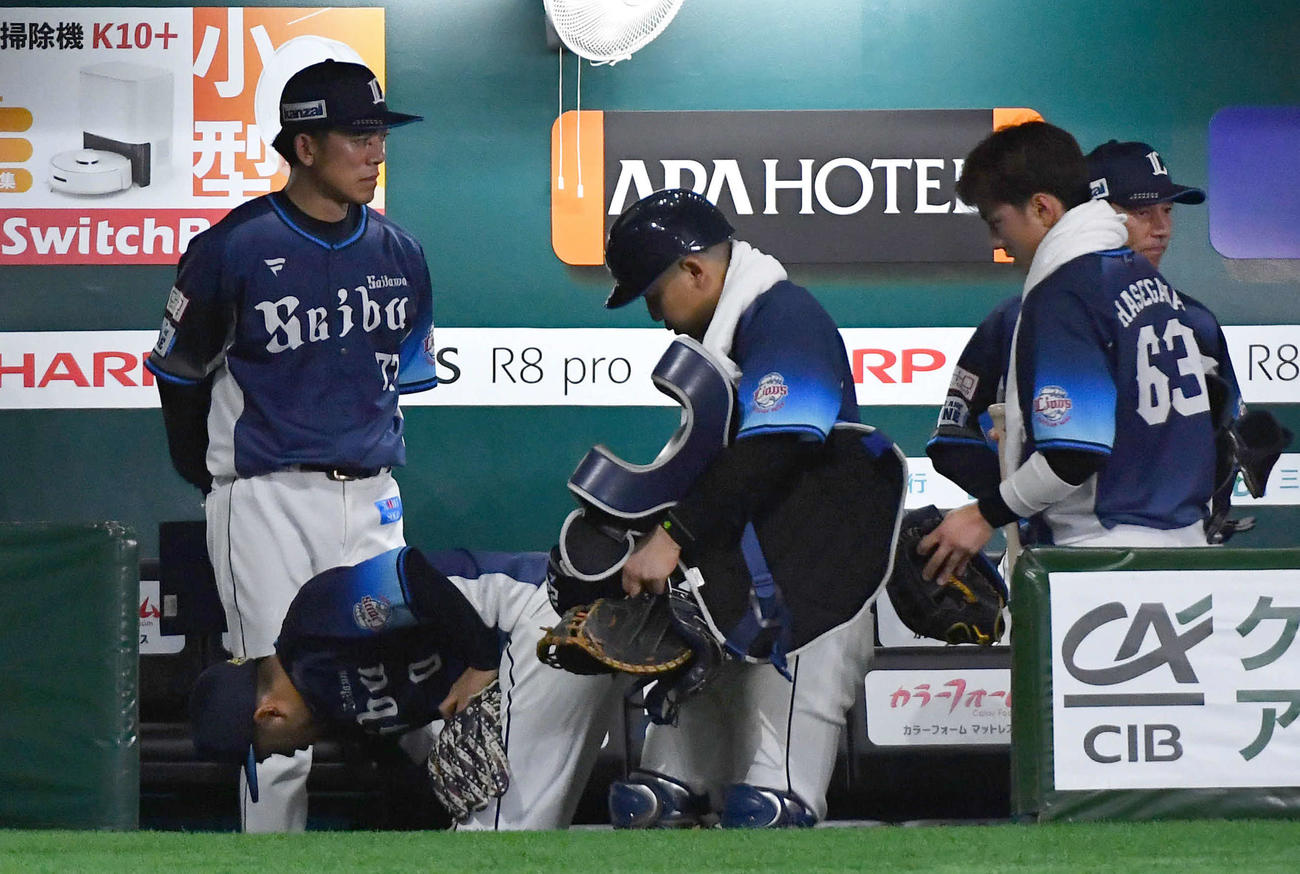 ソフトバンク対西武　ソフトバンクに敗れ、ベンチを後にする西武ナインを見送る松井監督（左端）（撮影・岩下翔太）