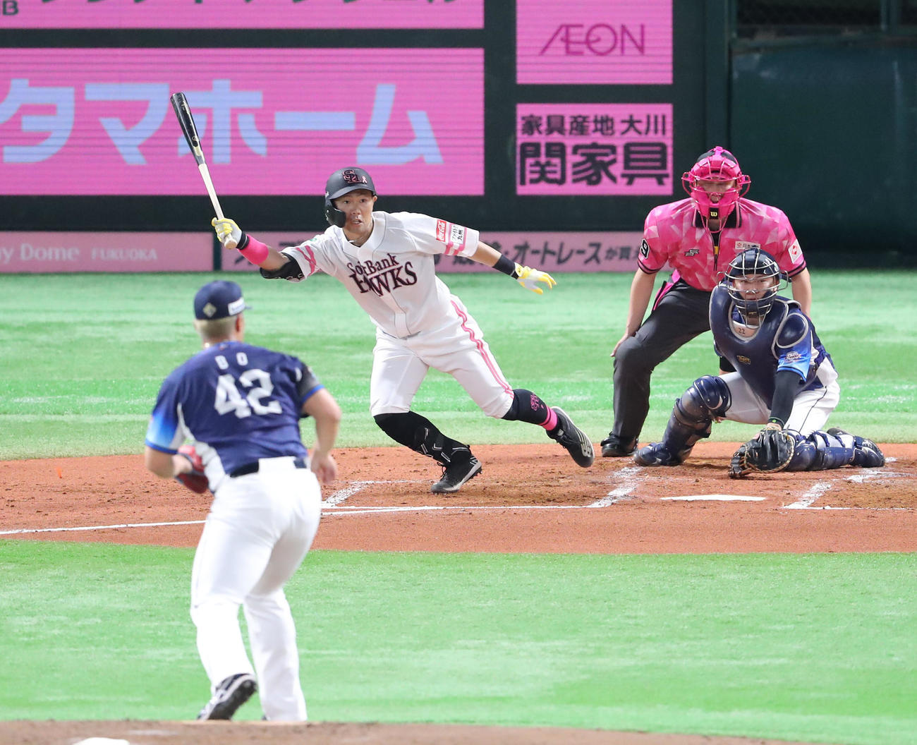 ソフトバンク対西武　2回裏ソフトバンク1死、中村晃は左前に先制適時打を放つ（撮影・梅根麻紀）