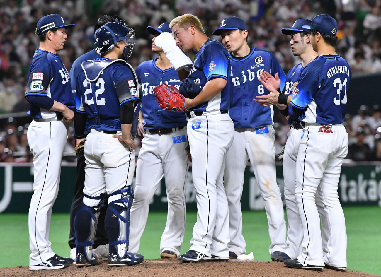 ソフトバンク対西武　4回裏ソフトバンク2死一、三塁、打席に今宮を迎える場面で、マウンドのボー（中央）のもとに集まる西武ナイン（撮影・岩下翔太）
