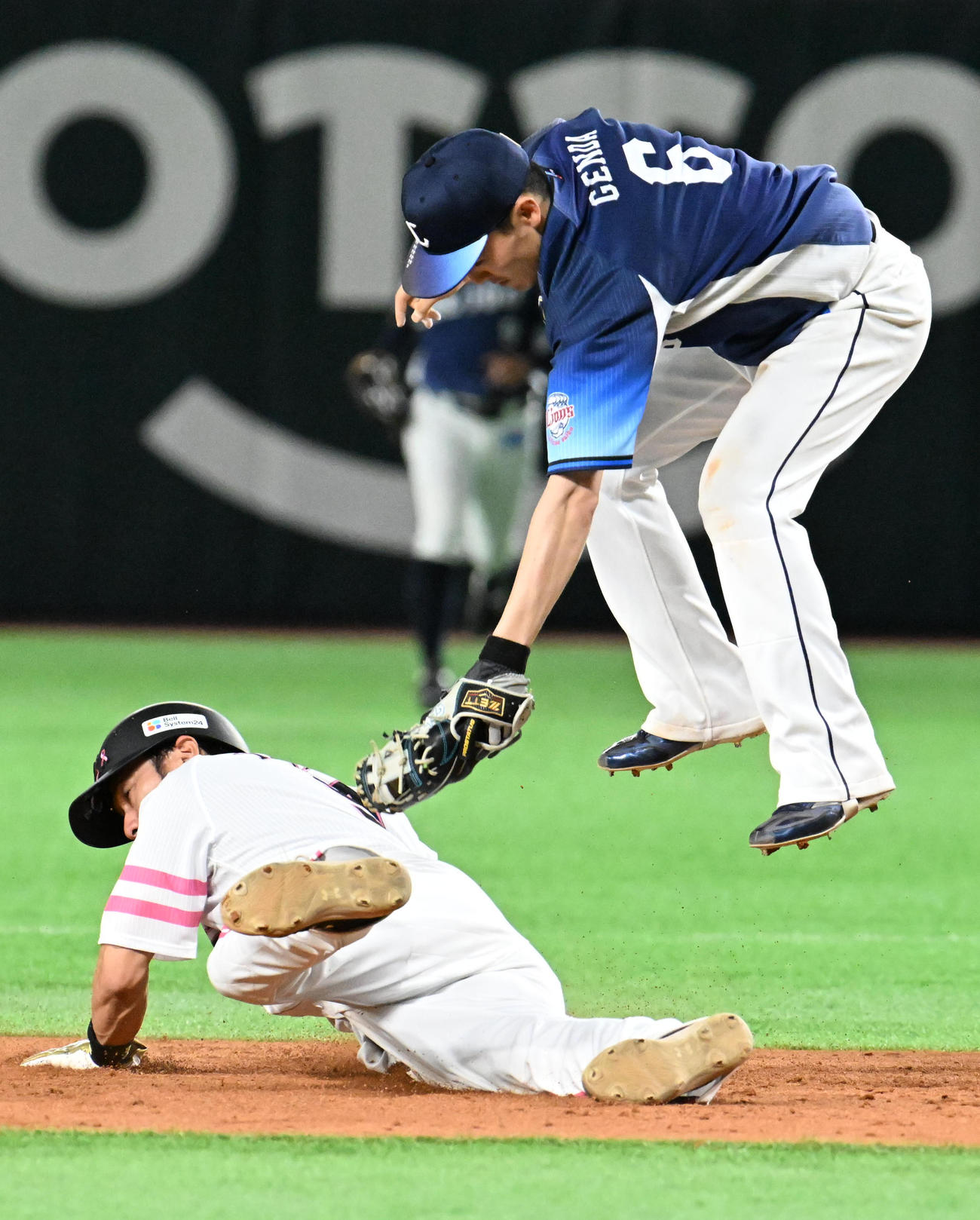 ソフトバンク対西武　7回裏ソフトバンク2死一、二塁、打者栗原のとき牽制される柳田（下）（撮影・林敢治）