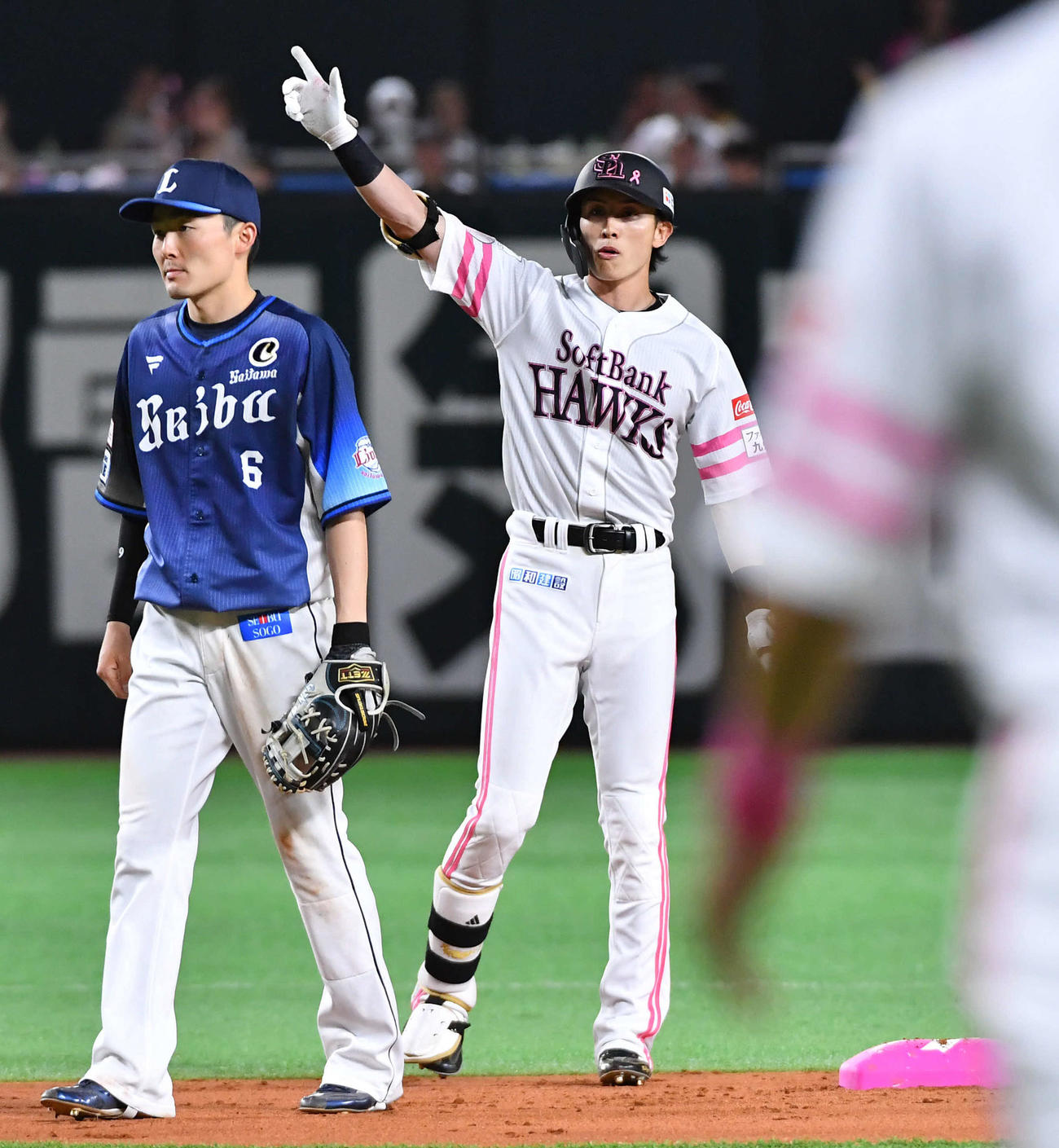 ソフトバンク対西武　2回裏ソフトバンク2死満塁、右前2点適時打を放ち、返球間に二塁へ進んだ周東はベンチに向かってVIVAポーズを決める（撮影・岩下翔太）