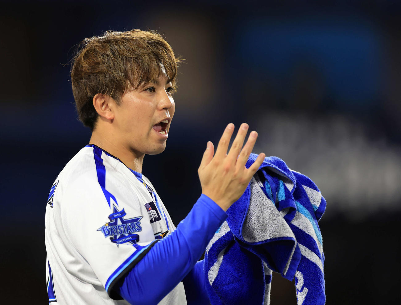 DeNA対中日　8回表中日2死二、三塁、伊勢がカリステを凡打に抑えてピンチを脱し、笑みを浮かべて拍手で迎える東（撮影・浅見桂子）