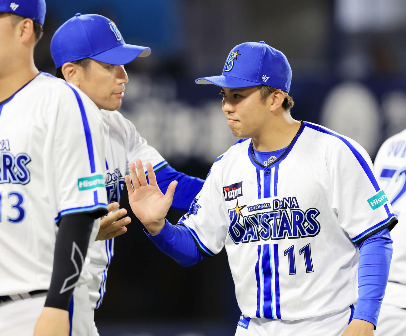 DeNA対中日　勝利投手のDeNA東（右）は三浦監督とハイタッチ（撮影・浅見桂子）