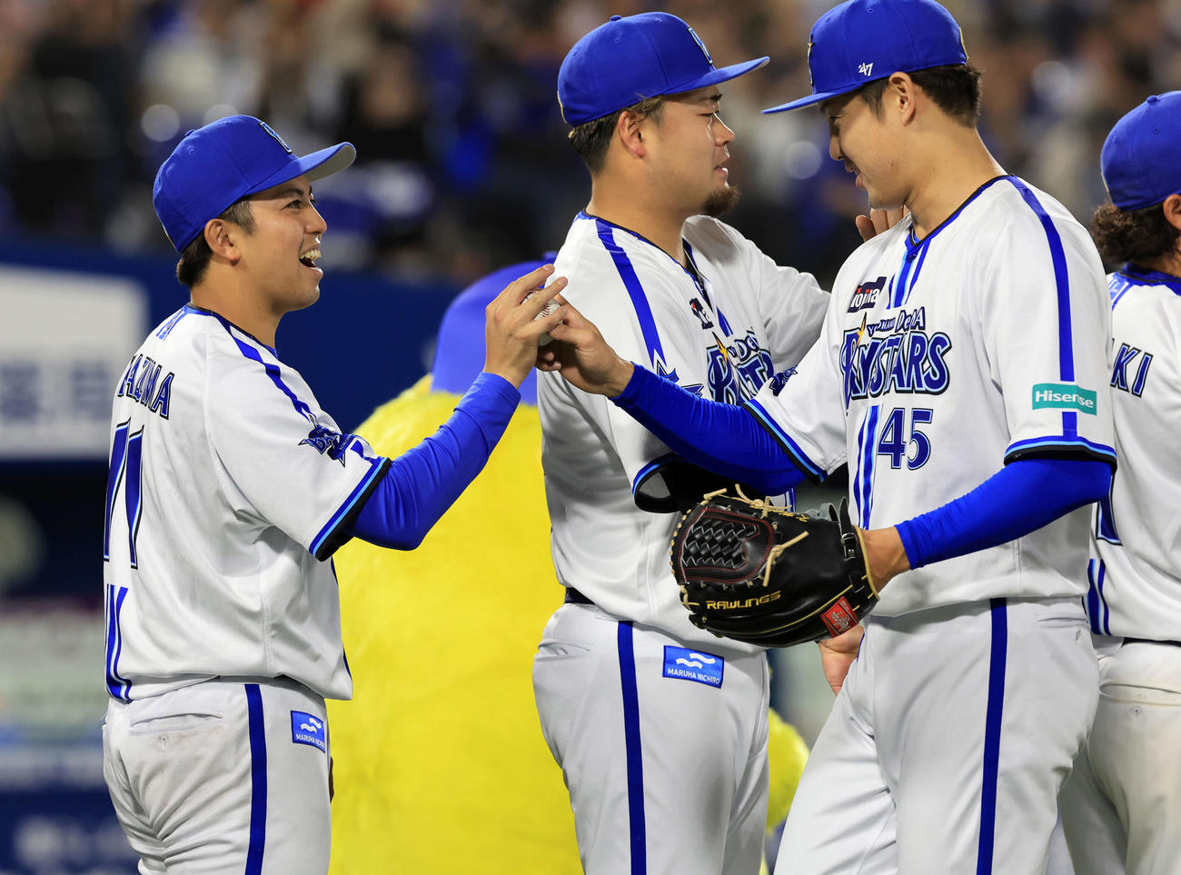 DeNA対中日　勝利投手のDeNA東（左）は森原から笑顔でウイニングボールを受け取る（撮影・浅見桂子）