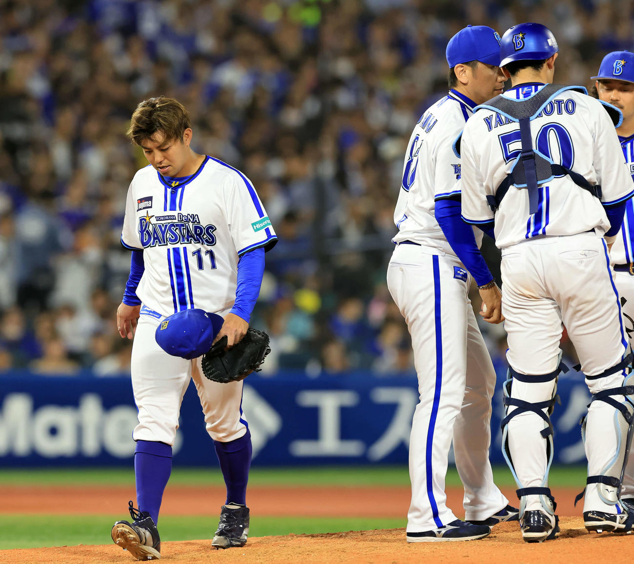 DeNA対中日　8回表中日2死一、三塁、三浦監督（中央）から降板を告げられベンチに引き揚げる東（左）（撮影・浅見桂子）
