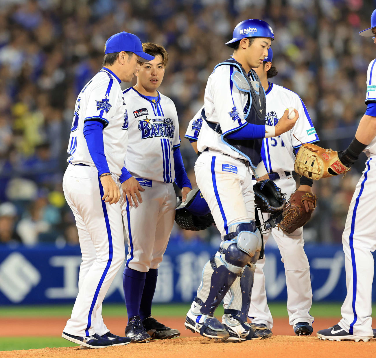 DeNA対中日　8回表中日2死一、三塁、三浦監督（左）から降板を告げられる東（左から2人目）（撮影・浅見桂子）
