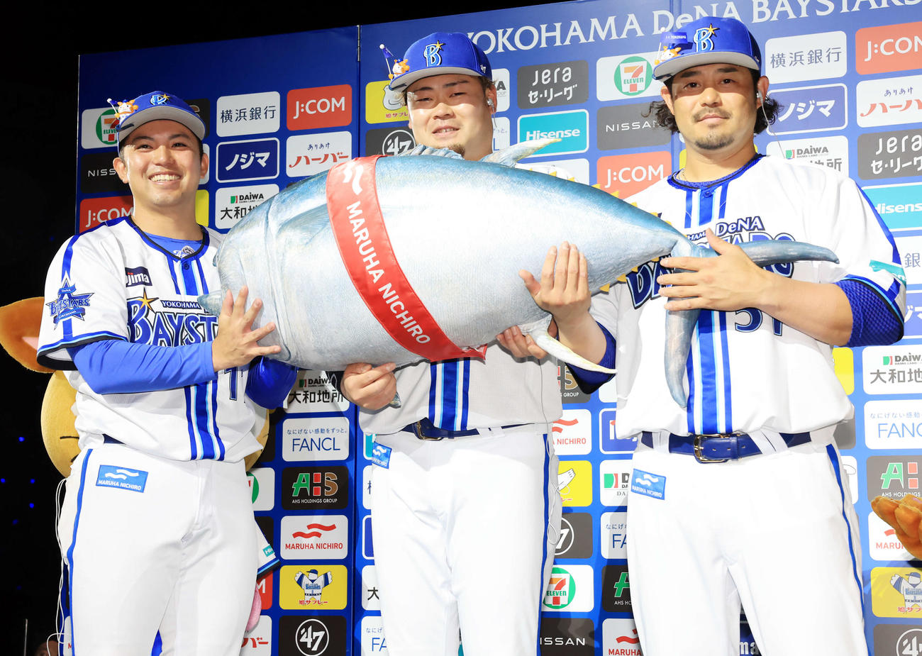 DeNA対中日　2－1で勝利し、贈られたマグロを持って笑顔で記念撮影する、左からDeNA東、伊勢、宮崎（撮影・浅見桂子）