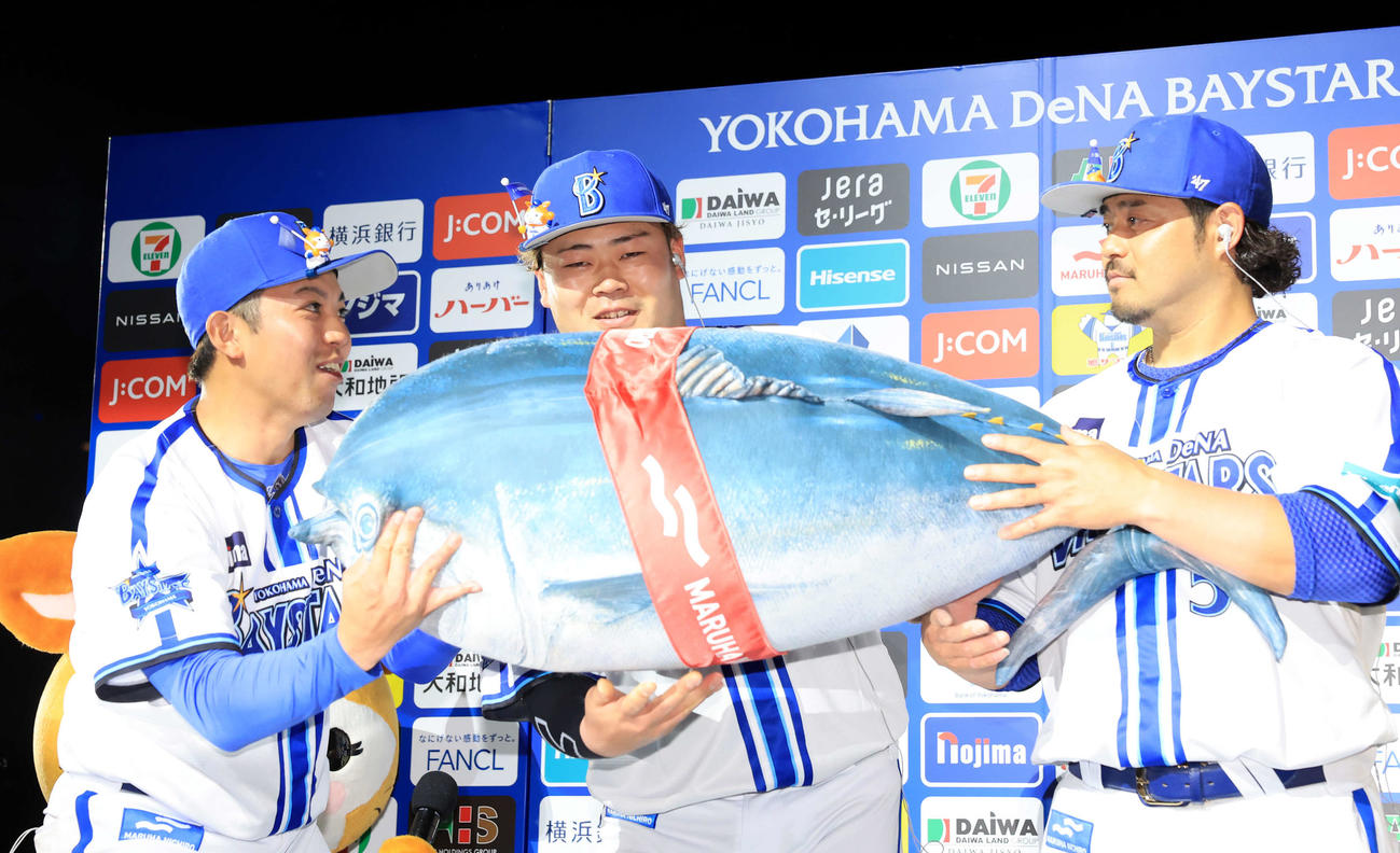 DeNA対中日　2－1で勝利し、贈られたマグロとの記念撮影中、落としそうになる、左からDeNA東、伊勢、宮崎（撮影・浅見桂子）