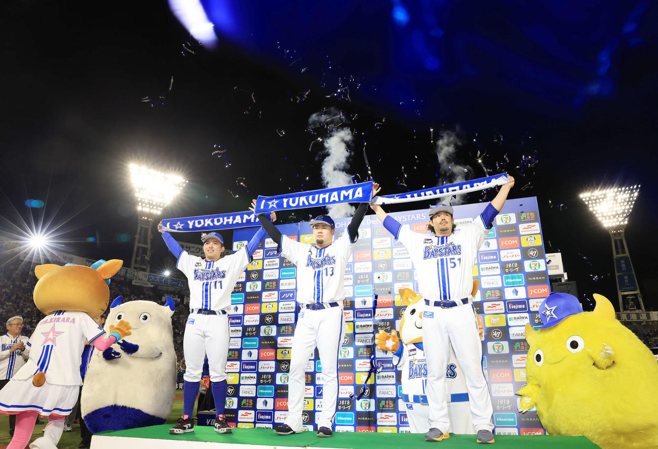 DeNA対中日　2－1で勝利し、青いテープが舞う中、記念撮影する、左からDeNA東、伊勢、宮崎（撮影・浅見桂子）