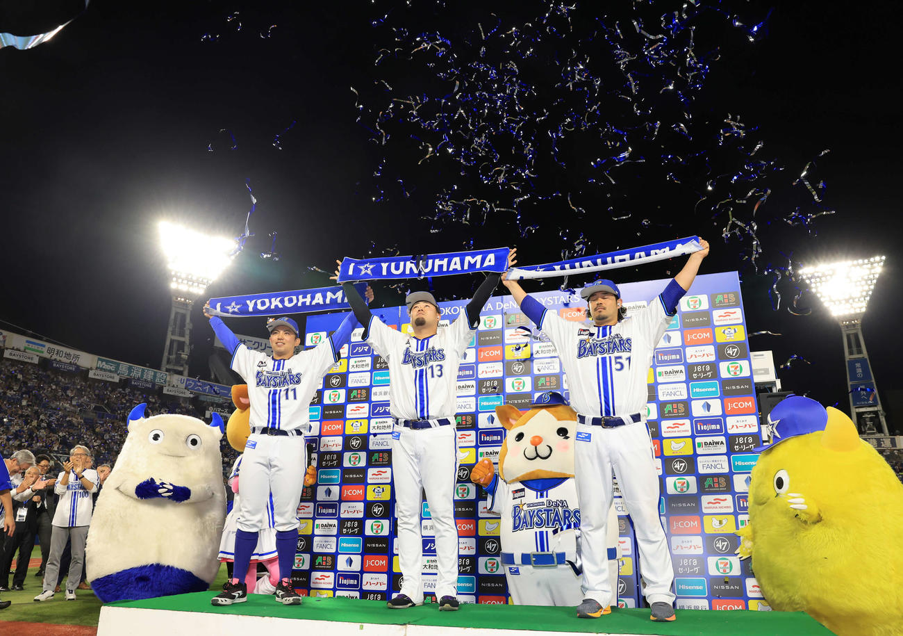 DeNA対中日　2－1で勝利し、青いテープが舞う中、記念撮影する、左からDeNA東、伊勢、宮崎（撮影・浅見桂子）