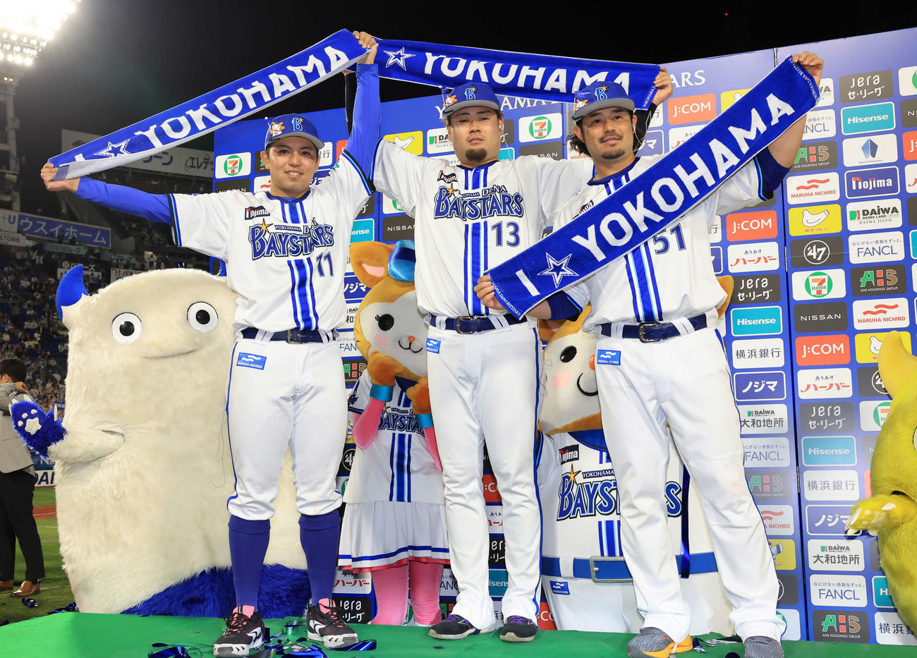 DeNA対中日　2－1で勝利し、笑顔で記念撮影する、左からDeNA東、伊勢、宮崎（撮影・浅見桂子）