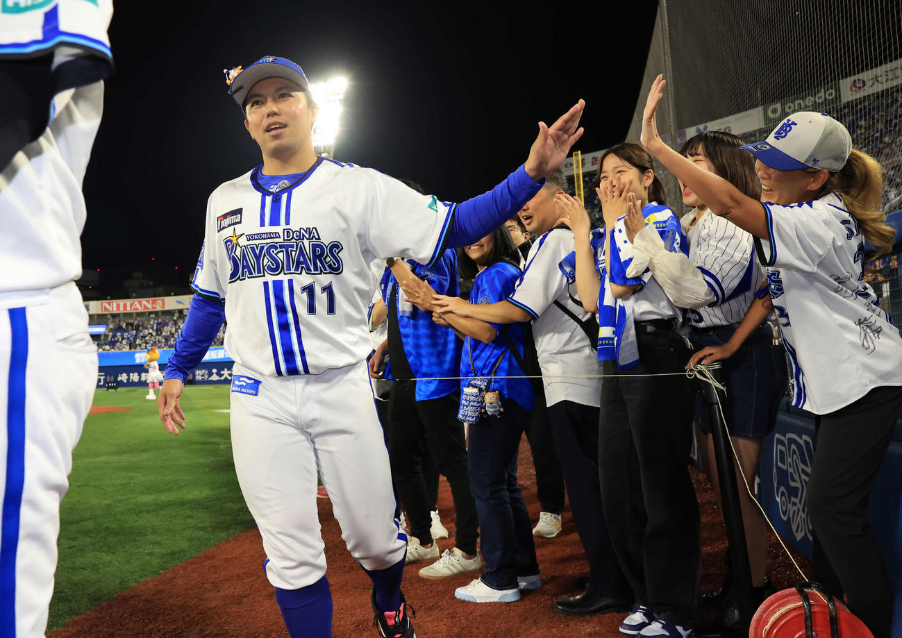 DeNA対中日　2－1で勝利し、笑顔でファンとハイタッチするDeNA東（撮影・浅見桂子）