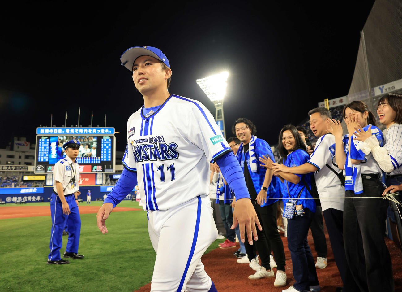 DeNA対中日　2－1で勝利し、笑顔でファンとハイタッチするDeNA東（撮影・浅見桂子）