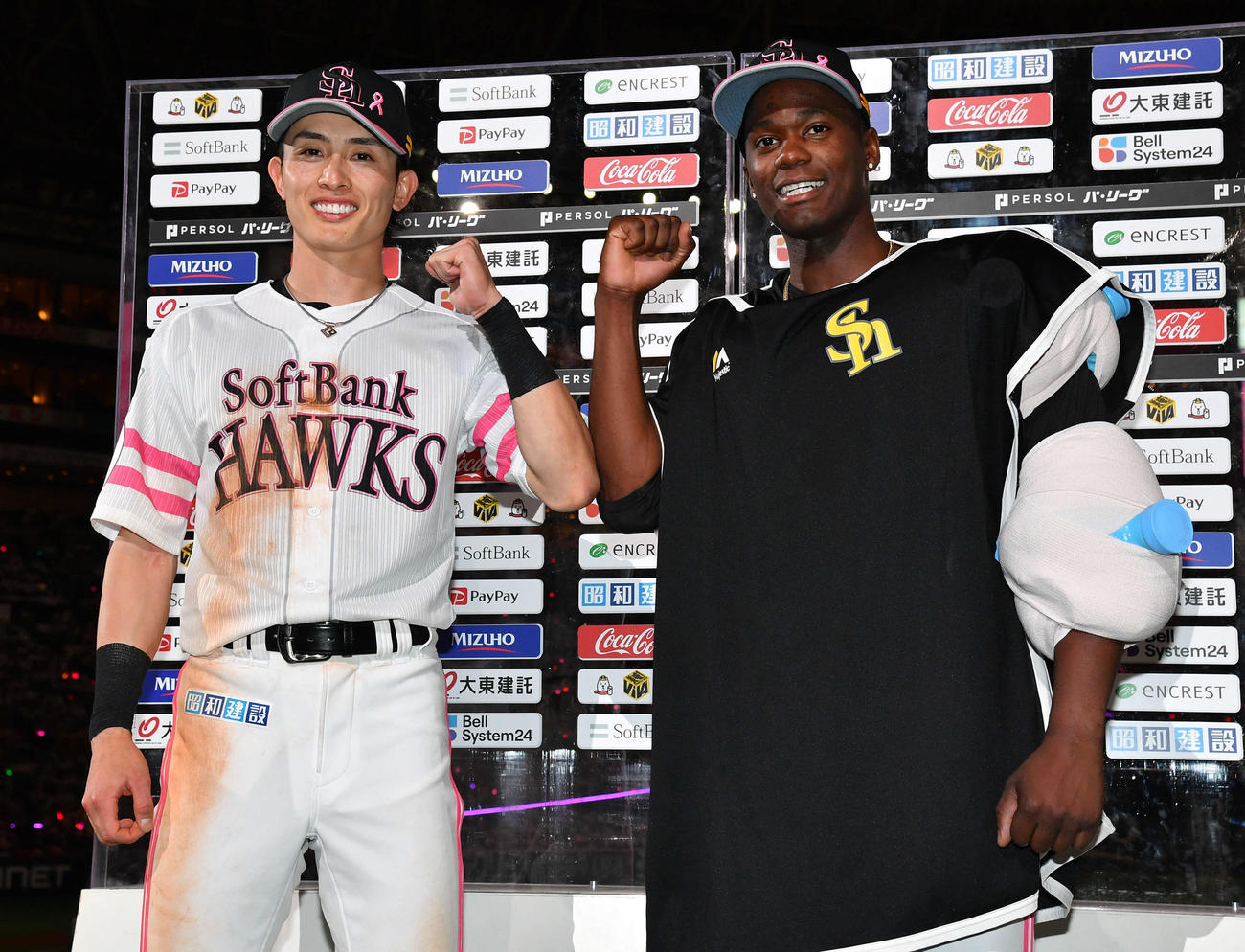 ソフトバンク対西武　西武に勝利し、お立ち台でガッツポーズする周東（左）とモイネロ（撮影・岩下翔太）