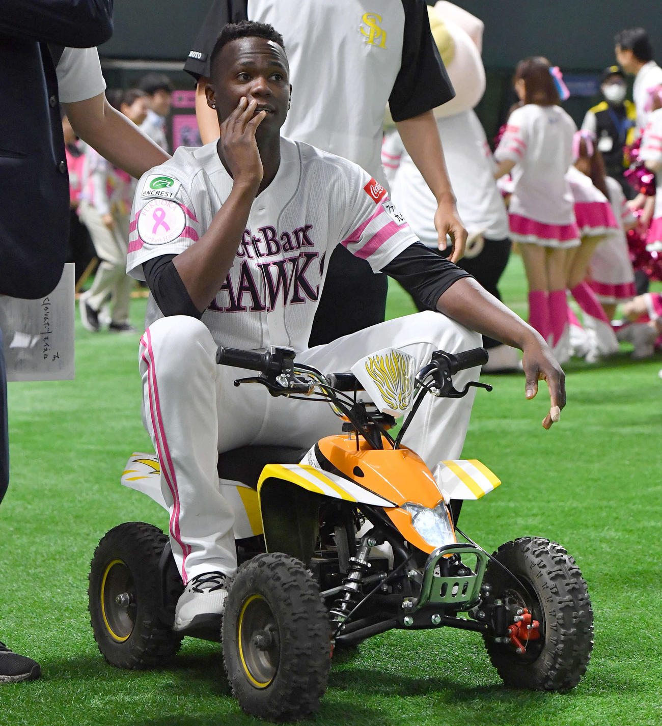 ソフトバンク対西武　試合後、ハリーホークのバギーに乗るモイネロ（撮影・岩下翔太）