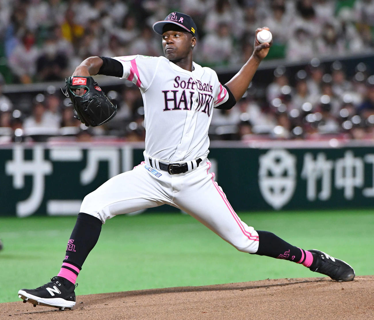 ソフトバンク対西武　力投するソフトバンク先発のモイネロ（撮影・岩下翔太）