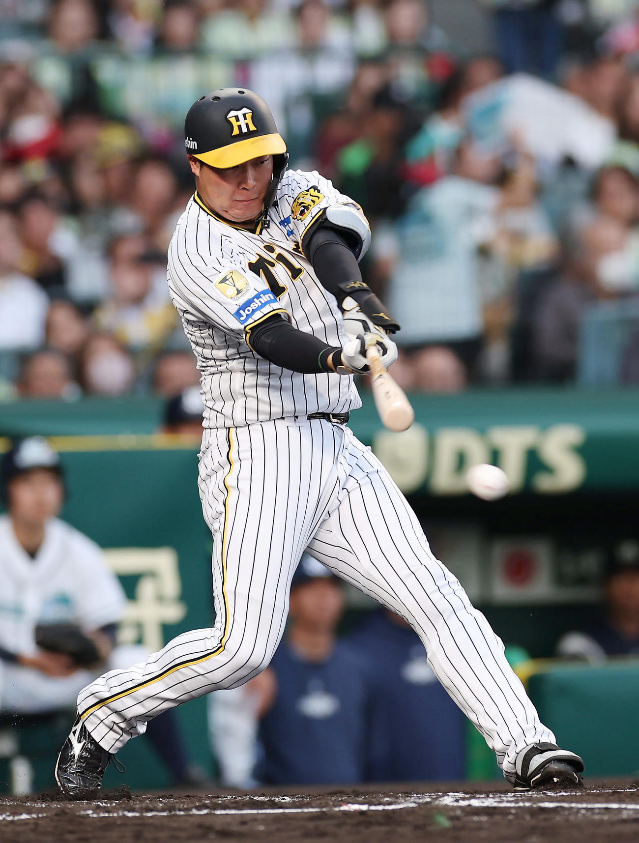 阪神対ヤクルト　2回裏阪神無死、左前打を放つ大山（撮影・前田充）