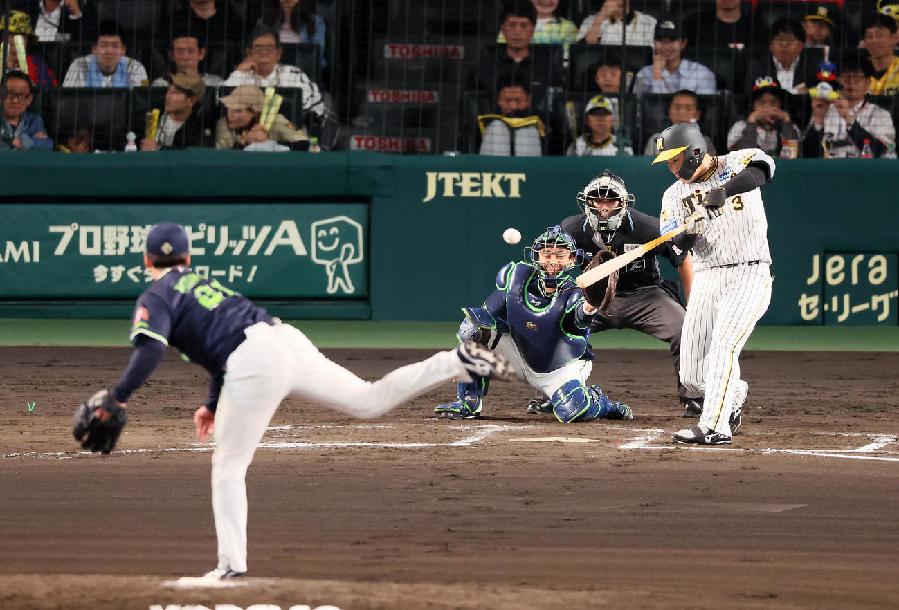 阪神対ヤクルト　6回裏阪神2死一、二塁、大山は右前適時打を放つ。投手は吉村（撮影・加藤哉）