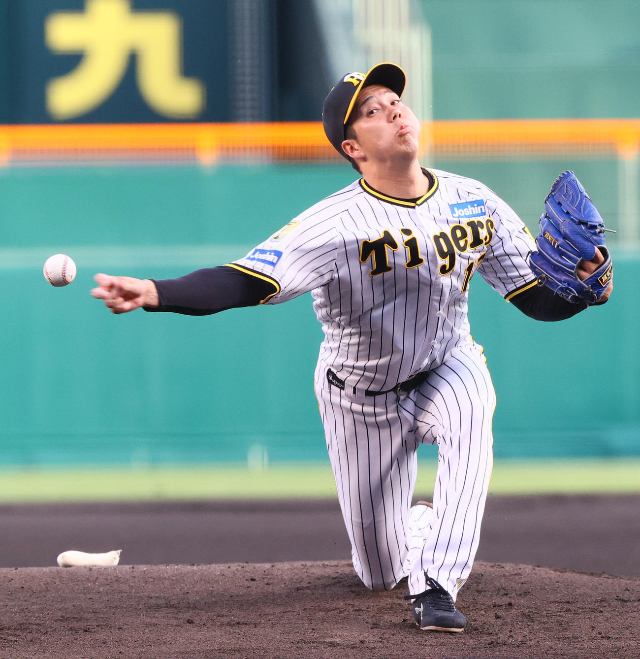 阪神対ヤクルト　力投する阪神先発の青柳（撮影・上山淳一）