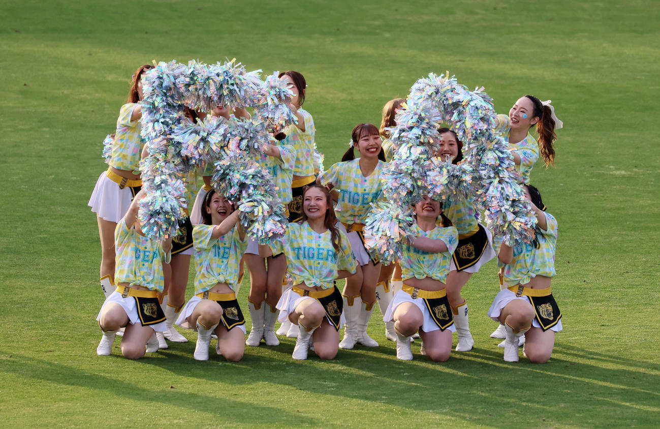 阪神対ヤクルト　TORACOバージョンでダンスを披露するタイガースガールズ（撮影・加藤哉）