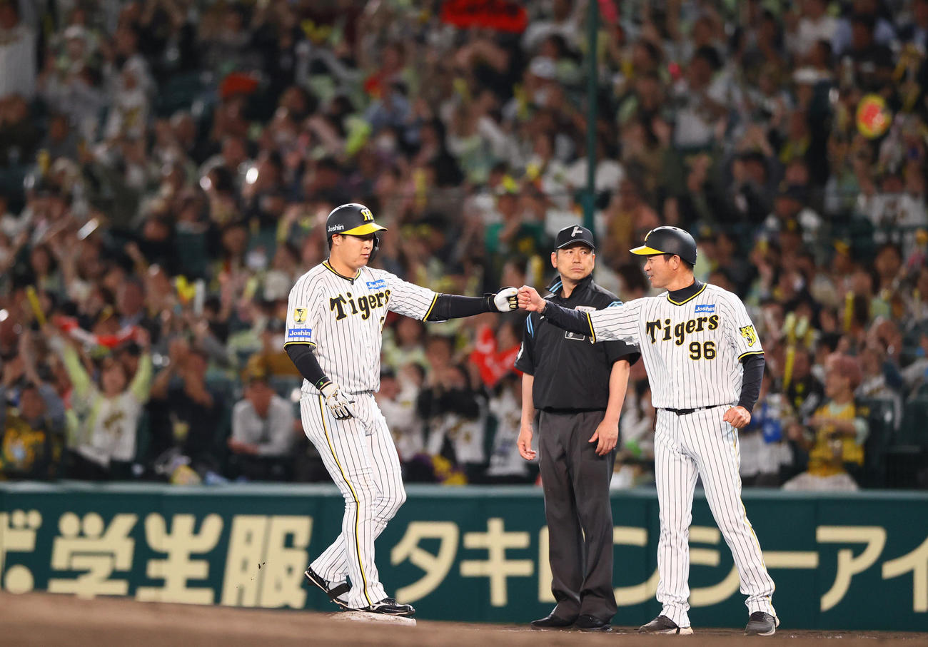 阪神対ヤクルト　6回裏阪神2死一、二塁、大山（左）は右前適時打を放つ（撮影・上山淳一）