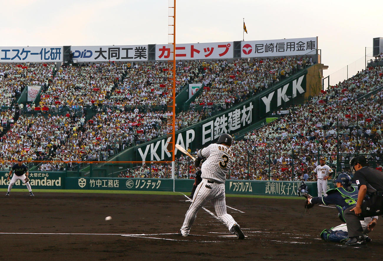 阪神対ヤクルト　2回裏阪神無死、大山は左前打を放つ（撮影・上山淳一）