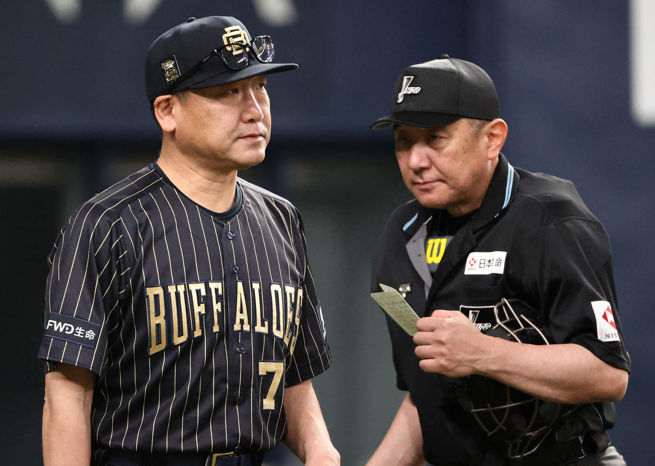 オリックス対楽天　8回表、楽天に3点目を許したところで審判に田嶋の交代を告げるオリックス中嶋監督（撮影・西尾就之）