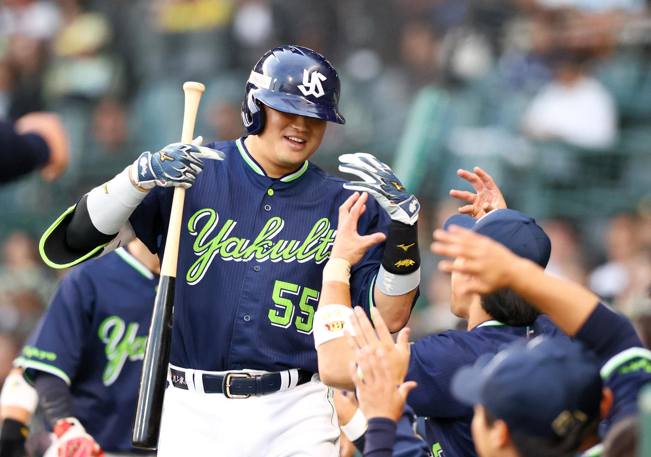 阪神対ヤクルト　3回表ヤクルト2死一、二塁、村上宗右越え3点本塁打を放ちナインの祝福を受ける（撮影・上山淳一）
