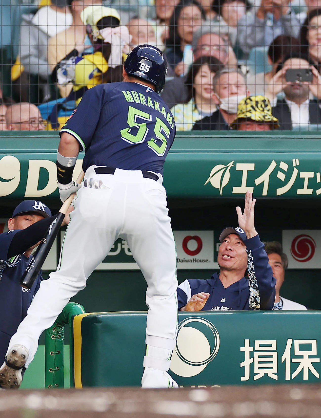 阪神対ヤクルト　3回表ヤクルト2死一、二塁、3点本塁打を放った村上（左）を迎える高津監督（撮影・前田充）