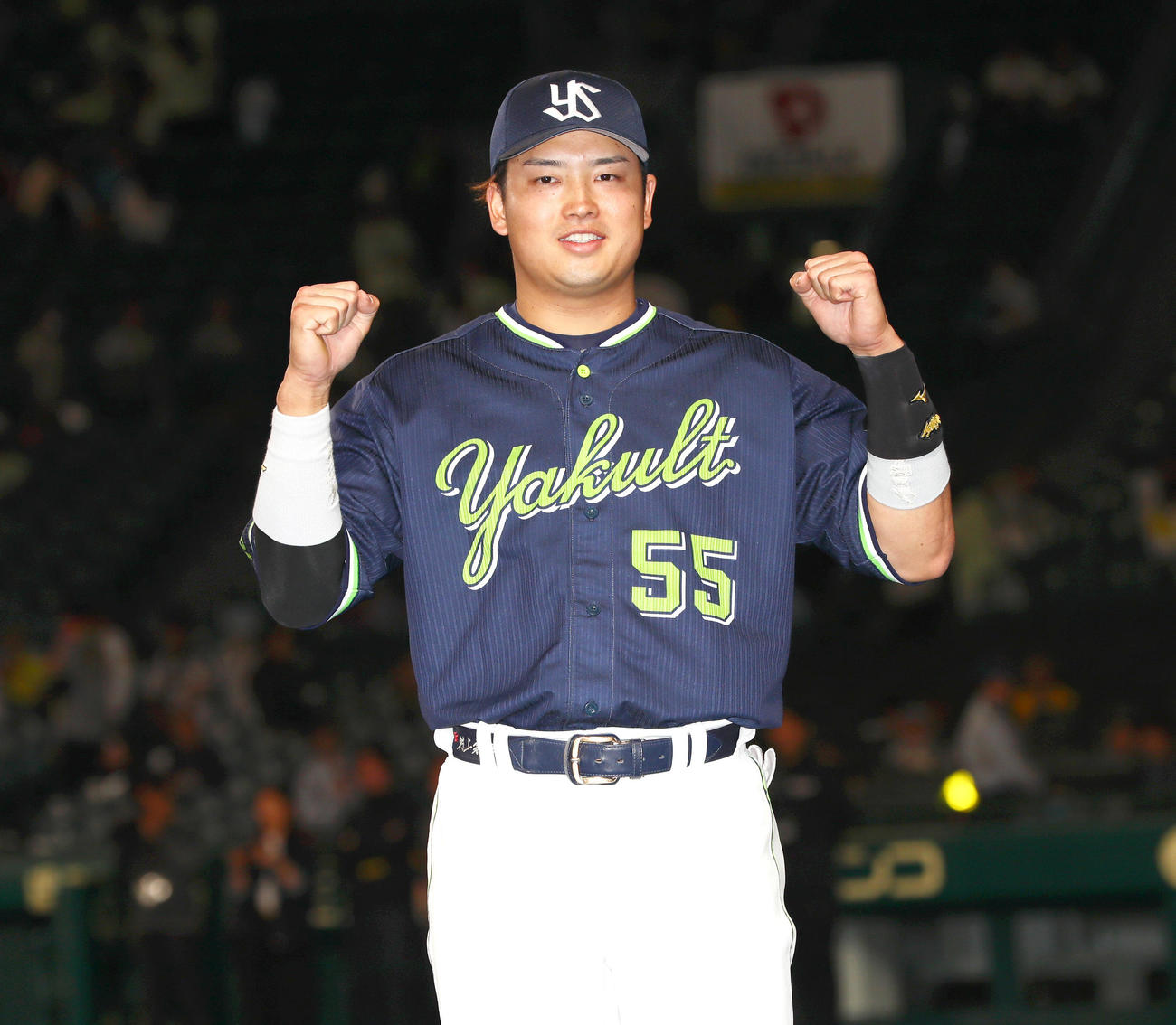 阪神対ヤクルト　ヒーローインタビュー後、笑顔で記念撮影するヤクルト村上（撮影・上山淳一）
