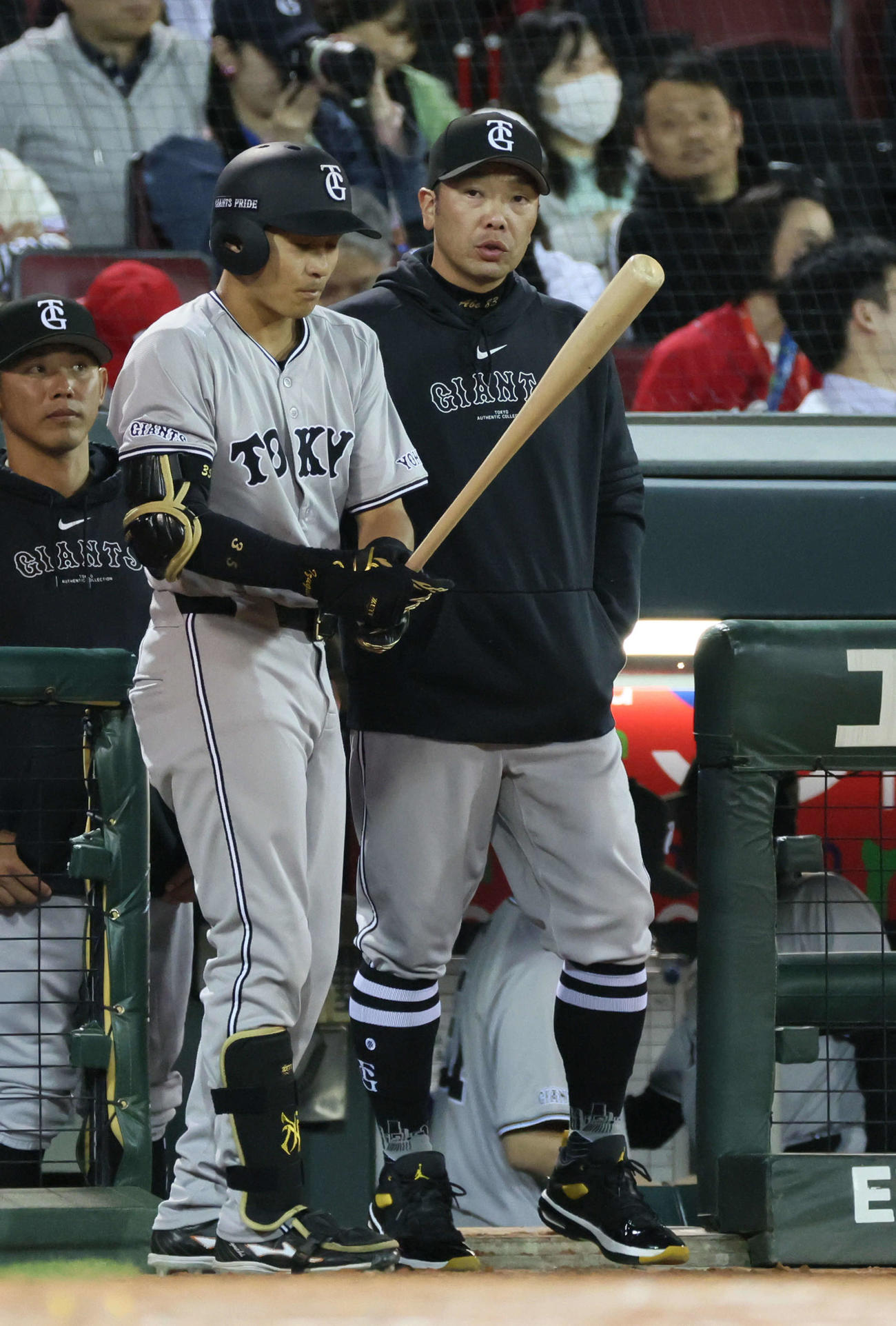 広島対巨人　9回表巨人無死、代打の泉口に指示する阿部監督（撮影・加藤孝規）