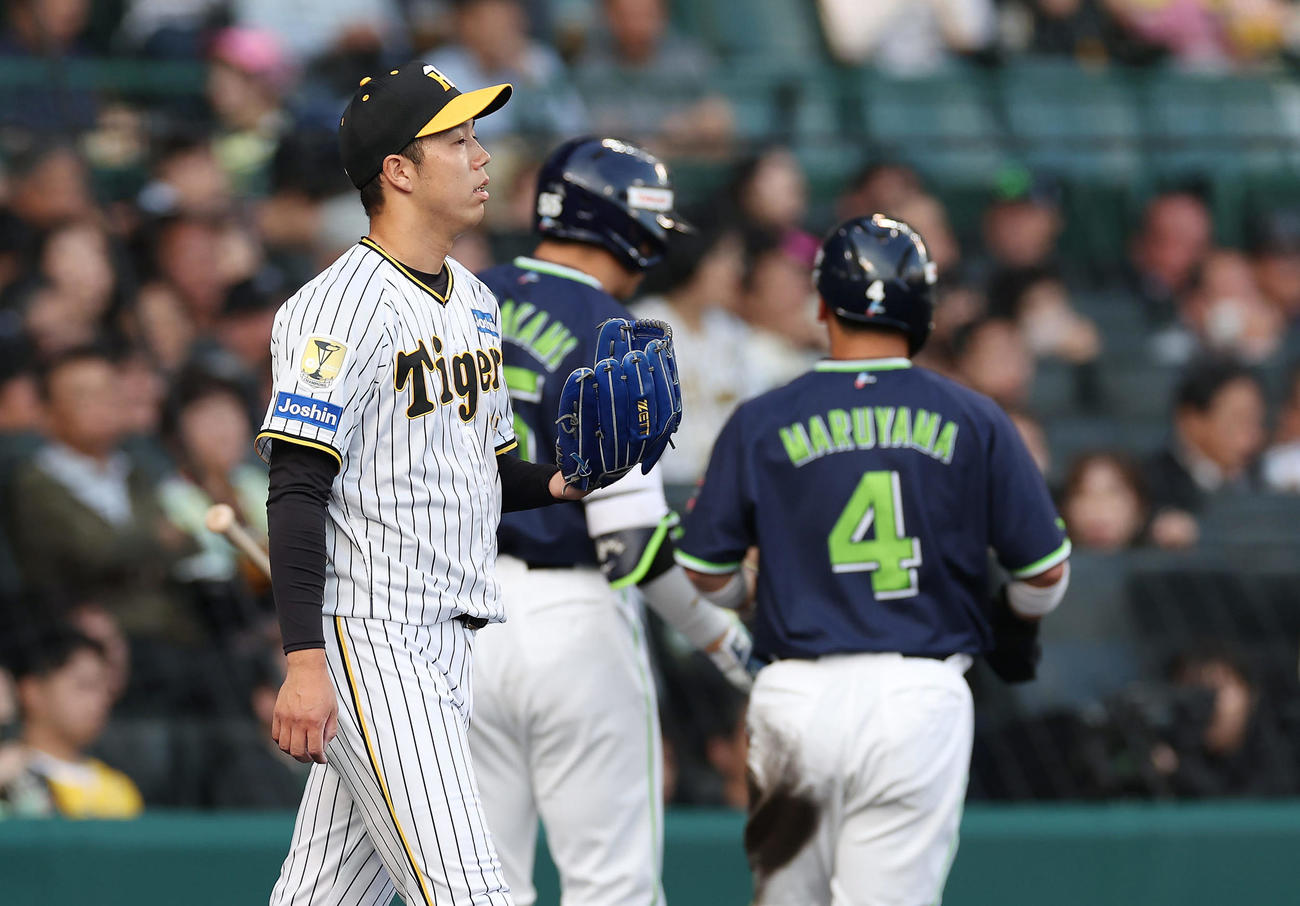 阪神対ヤクルト　1回表ヤクルト1死二塁、長岡に先制適時打を浴びた青柳（撮影・前田充）