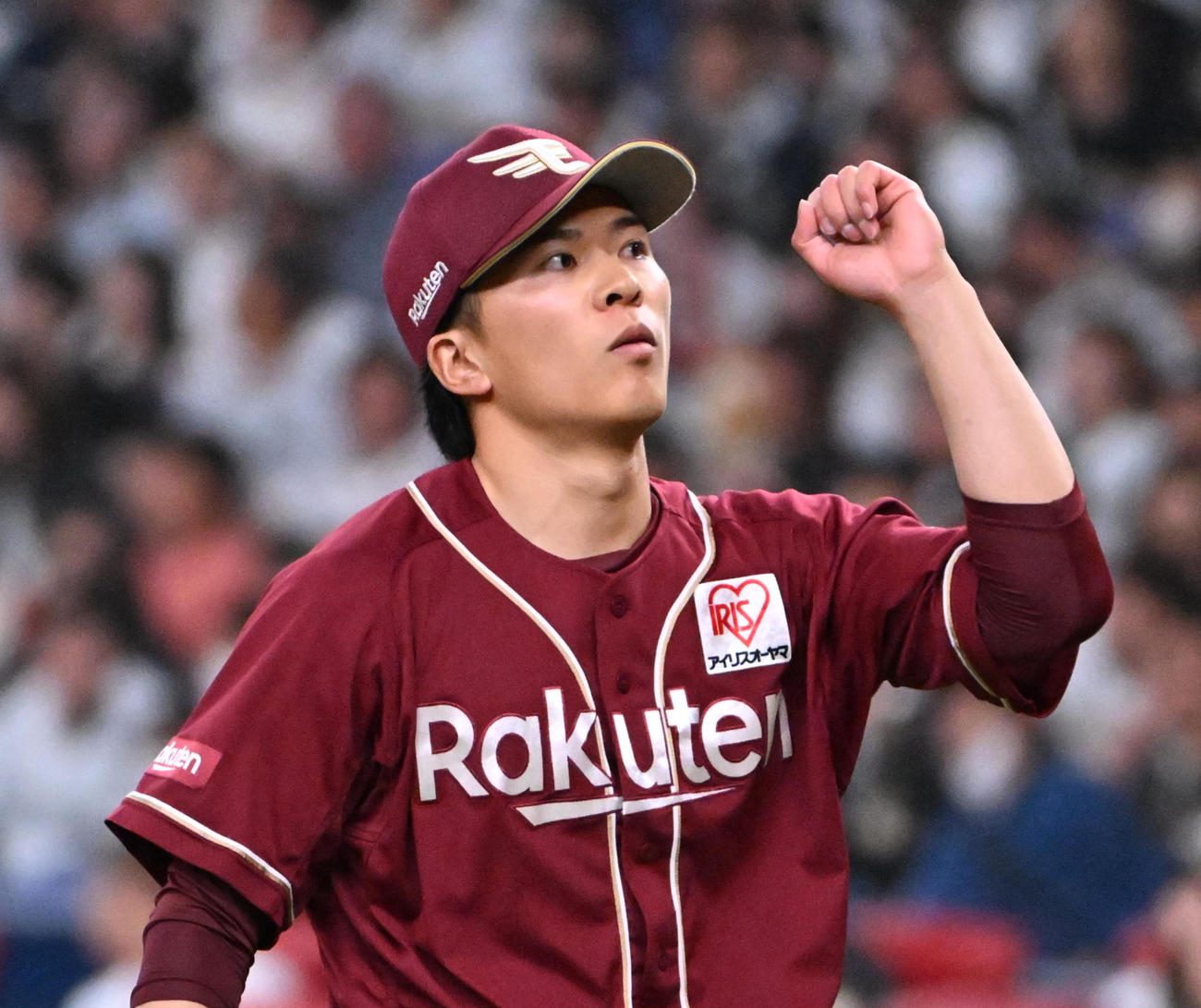 オリックス対楽天　5回表楽天2死二塁、紅林の投ゴロにガッツポーズをする早川（撮影・石井愛子）