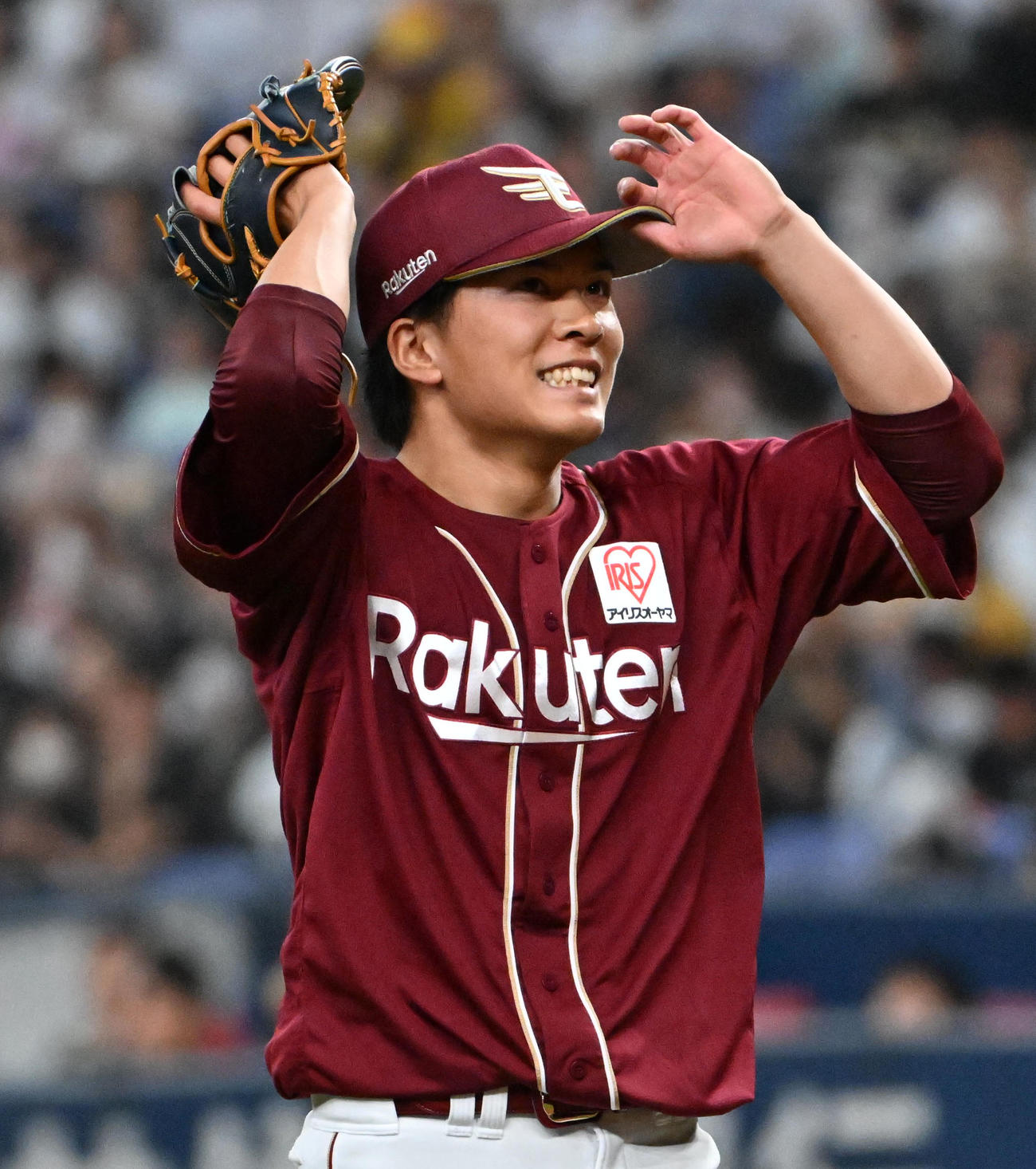 オリックス対楽天　5回裏オリックス2死二塁、太田に適時打を放たれ苦笑いを見せながらベンチに引き揚げる早川（撮影・石井愛子）