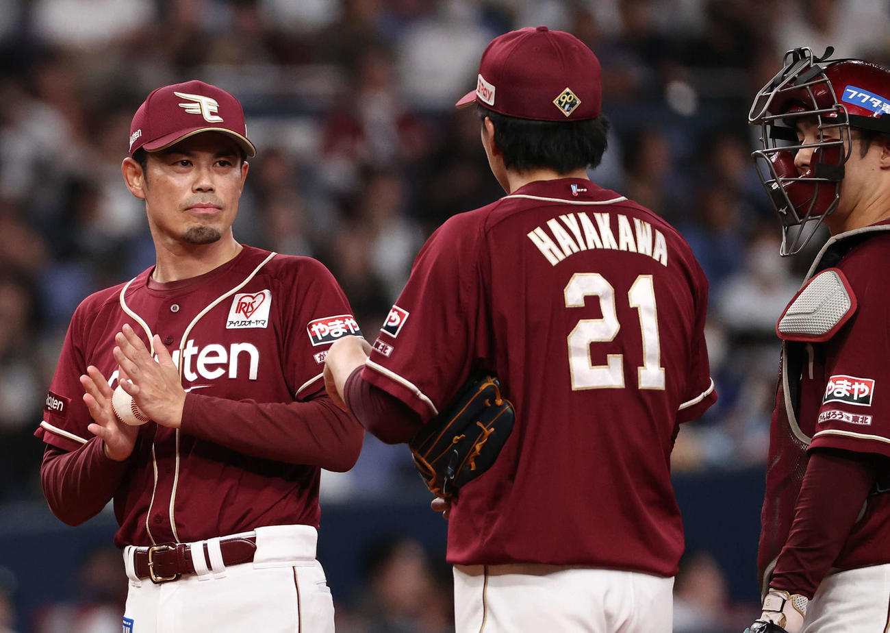 オリックス対楽天　8回裏、1点差となりマウンドで早川（右）に交代を命じる今江監督（撮影・西尾就之）
